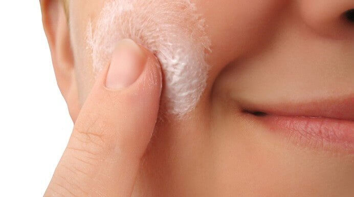 এমডি ব্রাইটনিং ক্রিম প্রয়োগ করুন